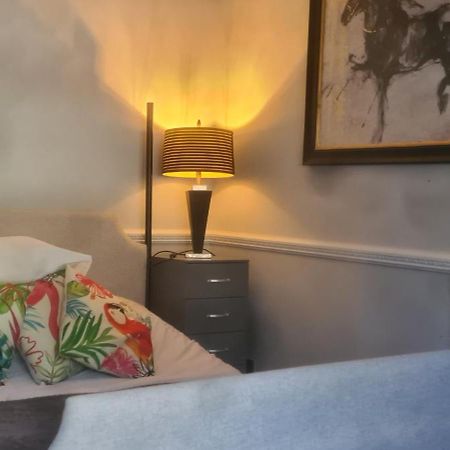 Parc Lodge Guesthouse Bridgend  Kültér fotó